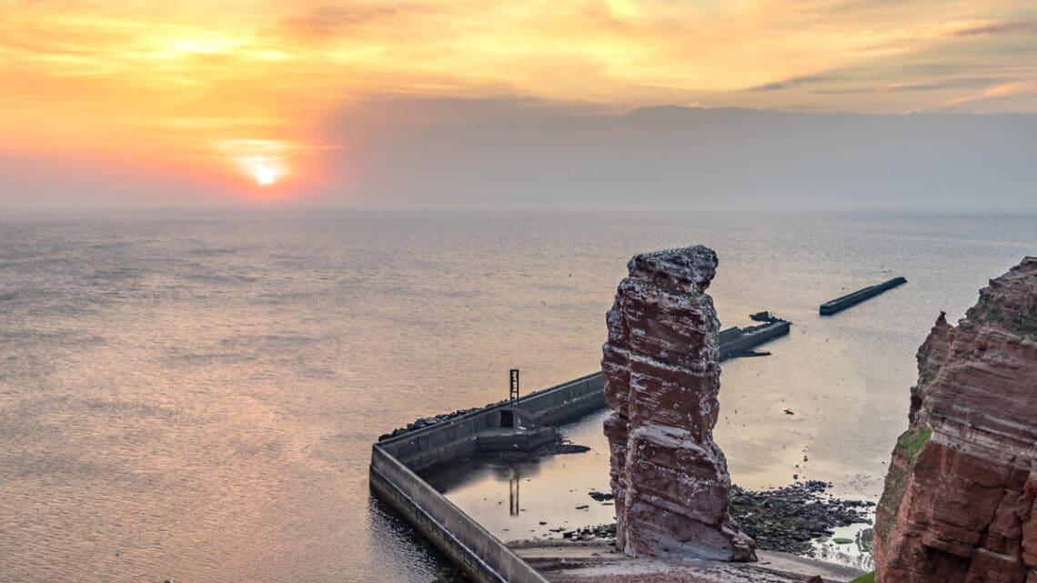 Die "Lange Anna"auf Helgoland ist das Wahrzeichen der Insel, Foto: Dominik Lückmann / Unsplash