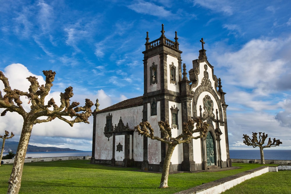 Die Kirche in Ponta Delgada ist eine der Sehenswürdigkeiten auf den Azoren - nicht nur an Feiertagen, Foto: Comanche0 / Pixabay