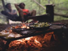 Mit den richtigen Utensilien macht Kochen beim Camping richtig Spaß, Foto: Myles Tan / Unsplash