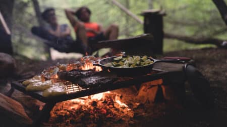Mit den richtigen Utensilien macht Kochen beim Camping richtig Spaß, Foto: Myles Tan / Unsplash