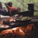 Mit den richtigen Utensilien macht Kochen beim Camping richtig Spaß, Foto: Myles Tan / Unsplash