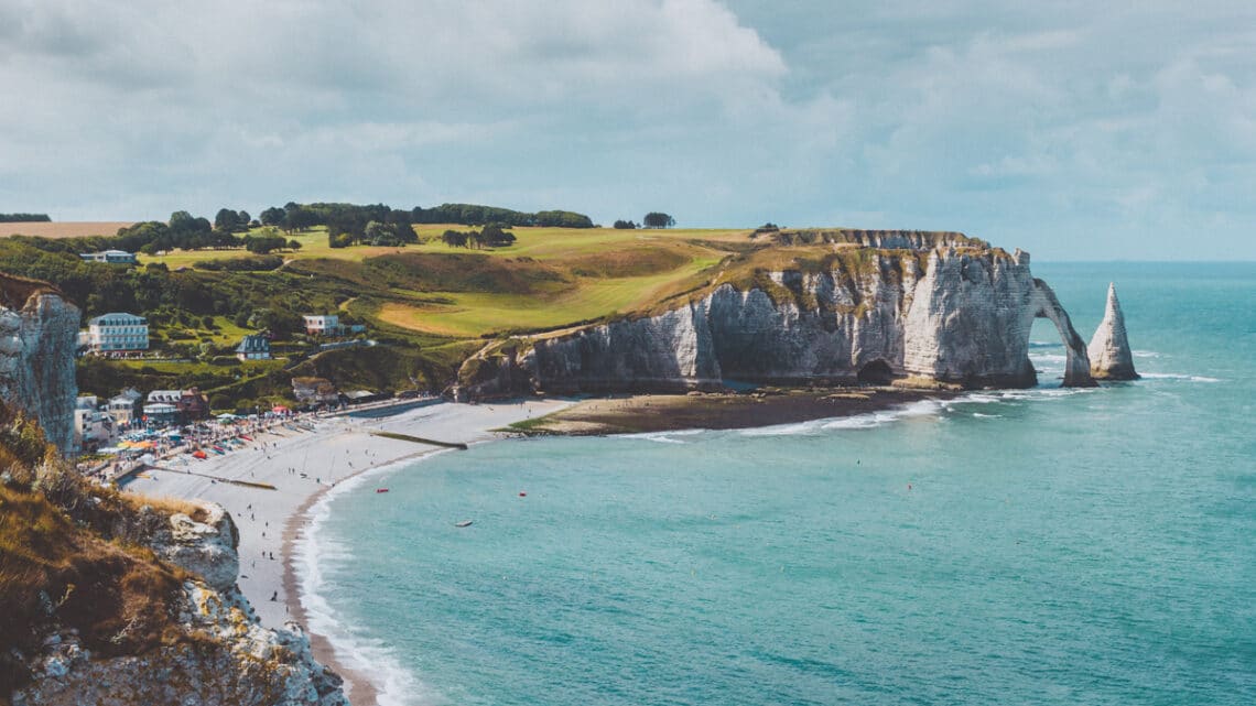 Blick auf die Küste von Étretat in der Normandie, Foto: Ilnur Kalimullin / Unsplash