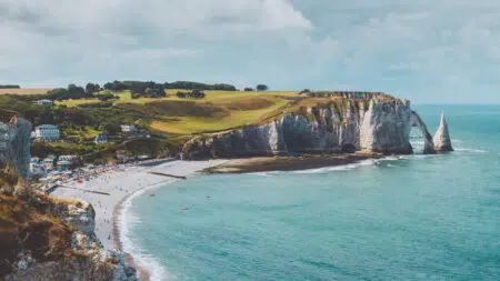 Blick auf die Küste von Étretat in der Normandie, Foto: Ilnur Kalimullin / Unsplash