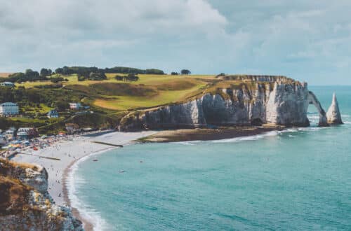 Blick auf die Küste von Étretat in der Normandie, Foto: Ilnur Kalimullin / Unsplash