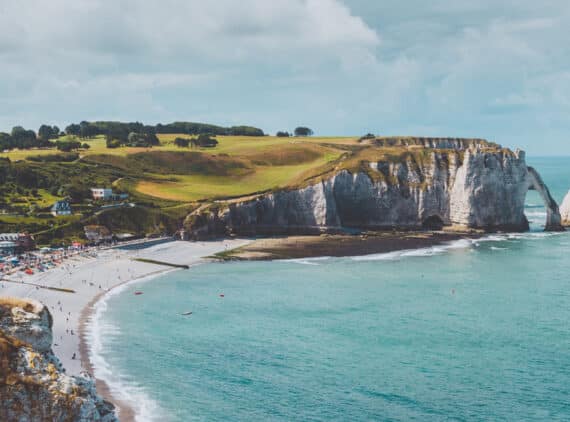 Blick auf die Küste von Étretat in der Normandie, Foto: Ilnur Kalimullin / Unsplash