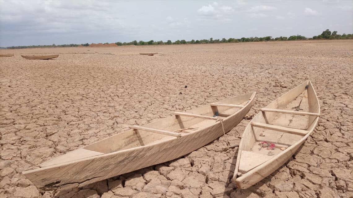 Dieses Bild wurde auf einem trockenen See in der Nähe von Ouagadougou in der ländlichen Gemeinde Saaba aufgenommen. Während der Trockenzeit lassen die Fischer ihre Kanus zurück und warten auf Wasser. Foto: YODA Adaman / Unsplash
