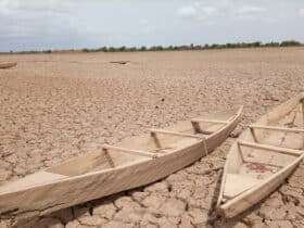 Dieses Bild wurde auf einem trockenen See in der Nähe von Ouagadougou in der ländlichen Gemeinde Saaba aufgenommen. Während der Trockenzeit lassen die Fischer ihre Kanus zurück und warten auf Wasser. Foto: YODA Adaman / Unsplash