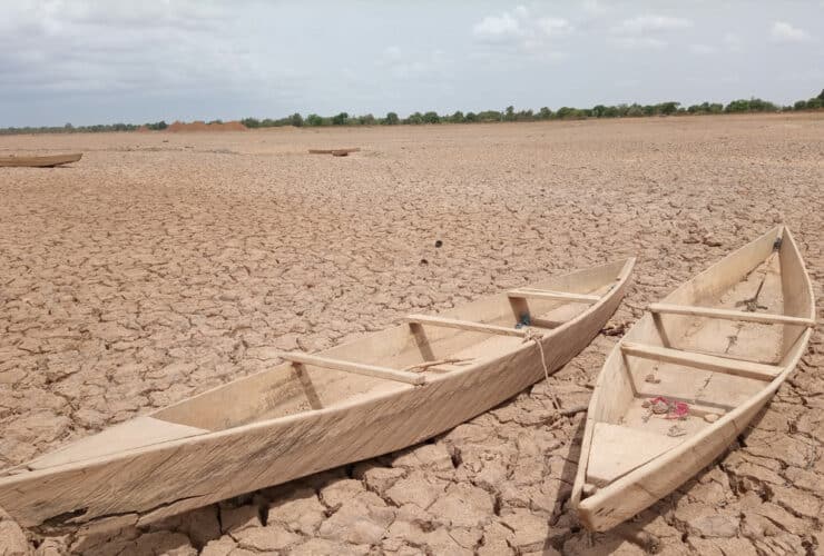 Dieses Bild wurde auf einem trockenen See in der Nähe von Ouagadougou in der ländlichen Gemeinde Saaba aufgenommen. Während der Trockenzeit lassen die Fischer ihre Kanus zurück und warten auf Wasser. Foto: YODA Adaman / Unsplash