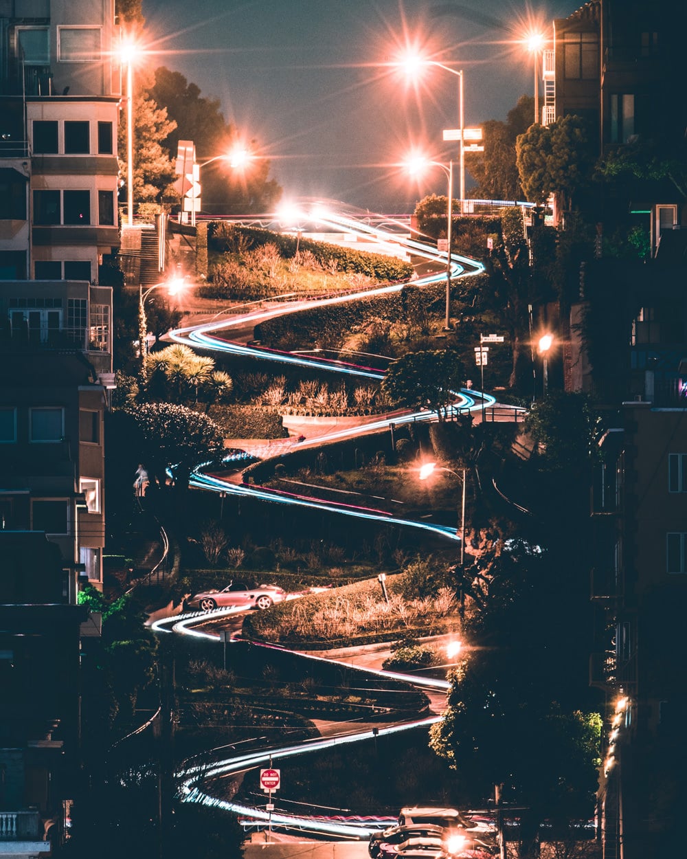 Die Lombard Street bei Nacht, Foto: Justin W / Unsplash