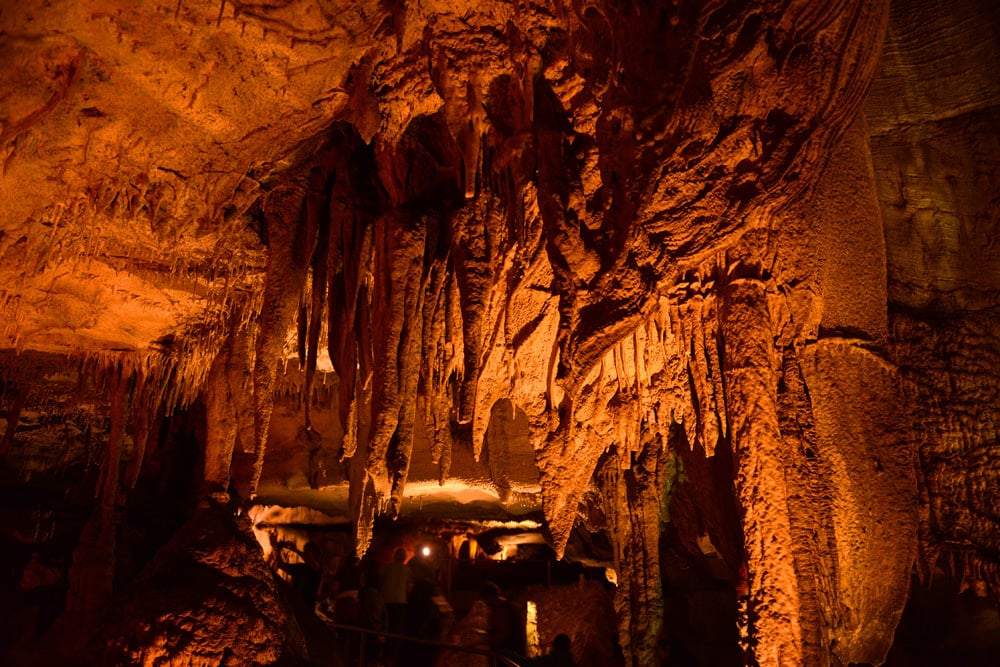 Im Inneren der Mammoth Cave befindet sich u. a. der Frozen-Niagara-Raum, Foto: jiawangkun / Adobe Stock