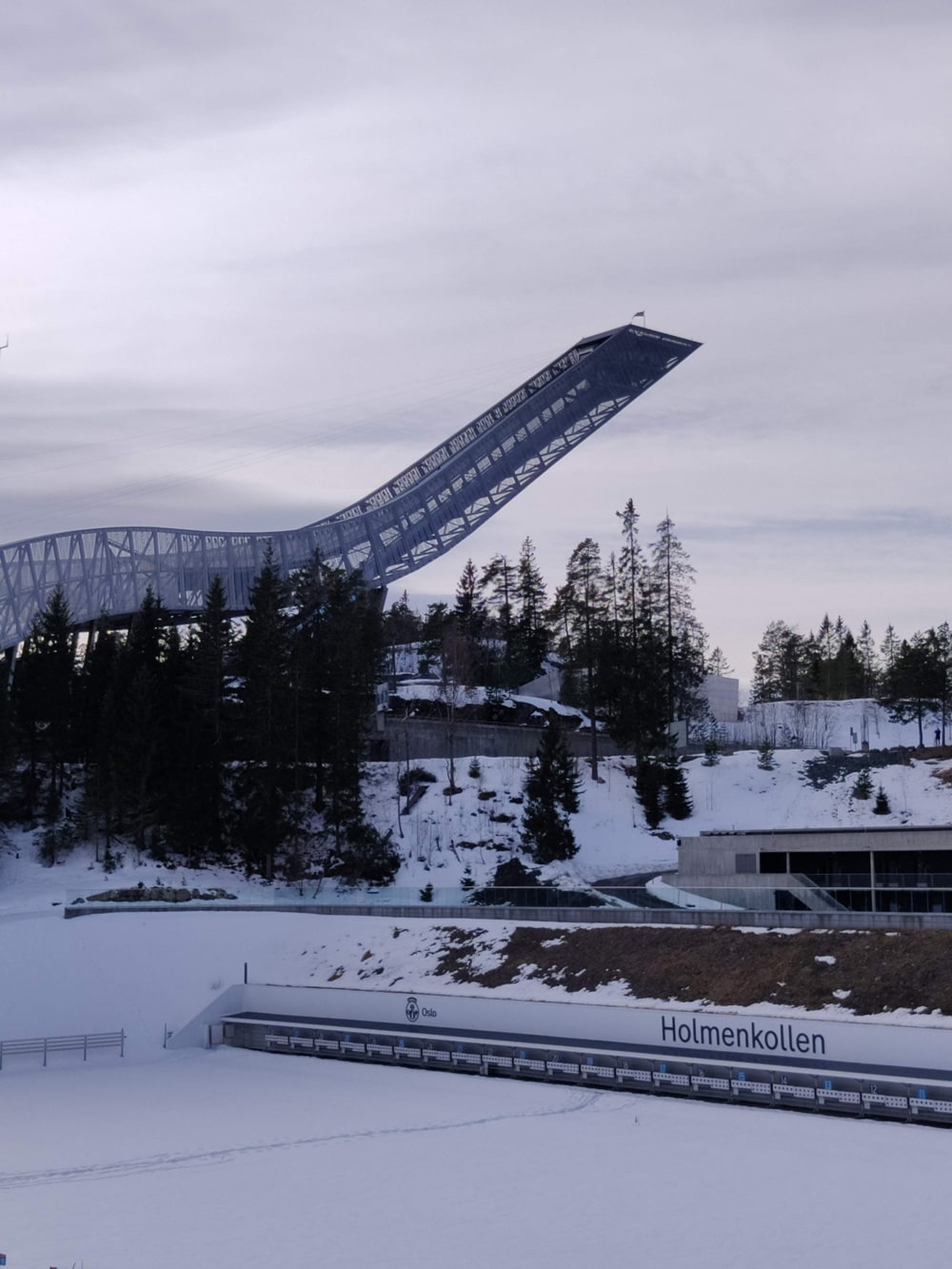 Skisprungschanze im Holmenkollen Stadion, Foto: Alkarlsen / Unsplash