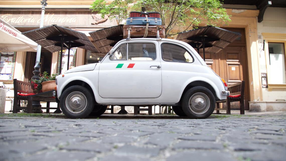 Autoreise - geht auch mit einem Fiat 500 ;), Foto: Karim MANJRA / Unsplash
