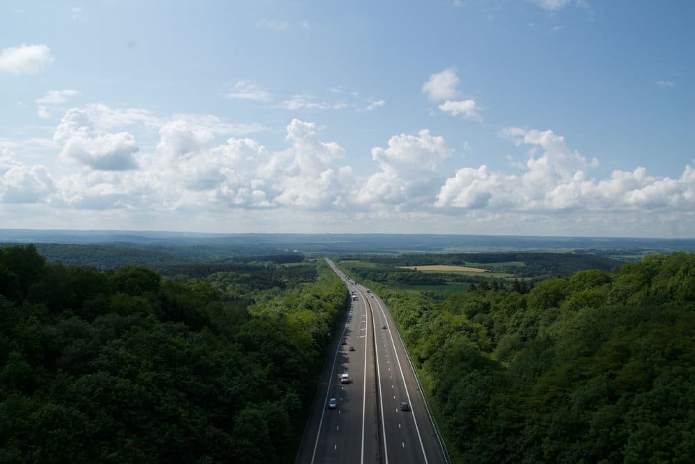 Autobahn bei Houyet, Belgien, Foto: Thomas Somme / Unsplash