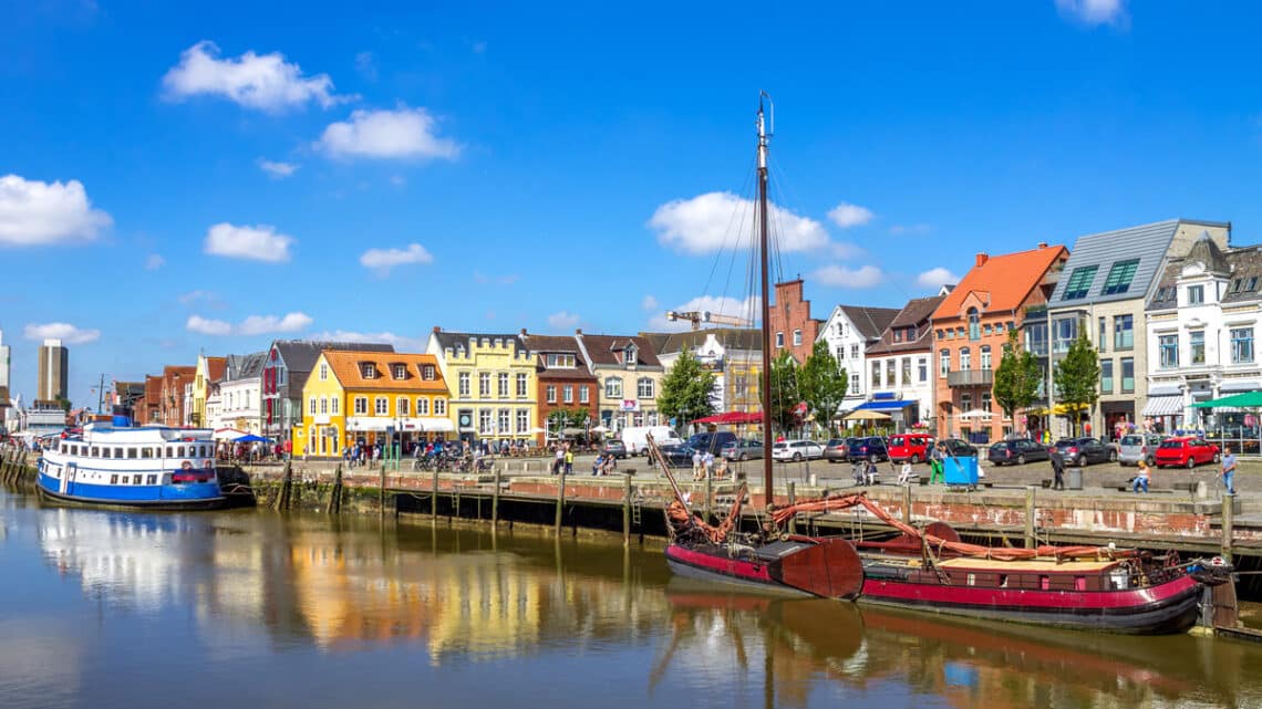 Am Hafen von Husum kann man wunder spazieren gehen, Foto: Sina Ettmer, Adobe Stock