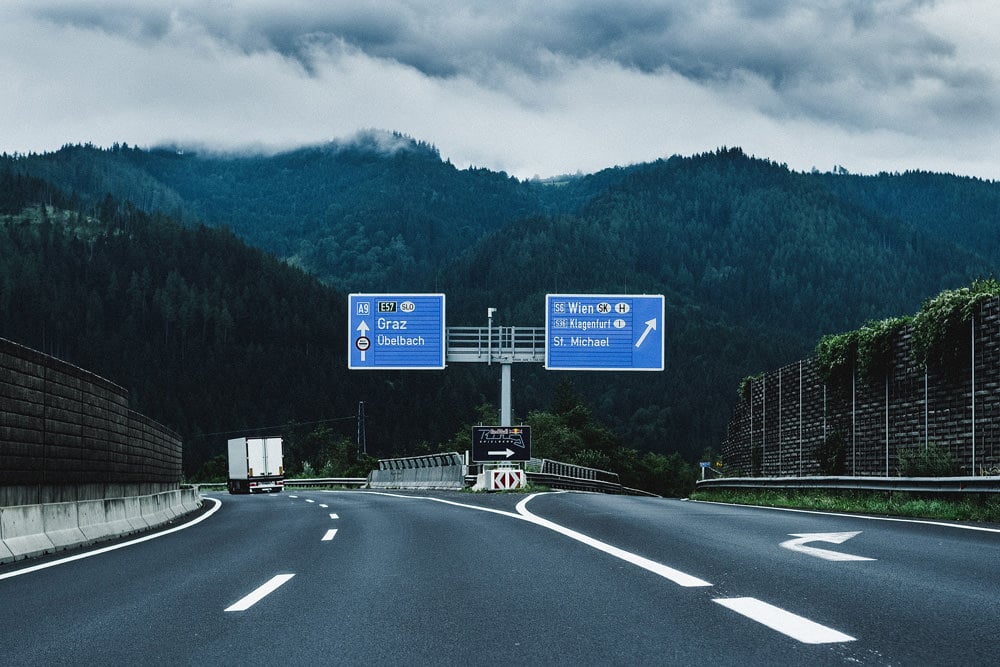 Autobahn mit Bergpanorama in Österreich, Foto: Melvin / Unsplash