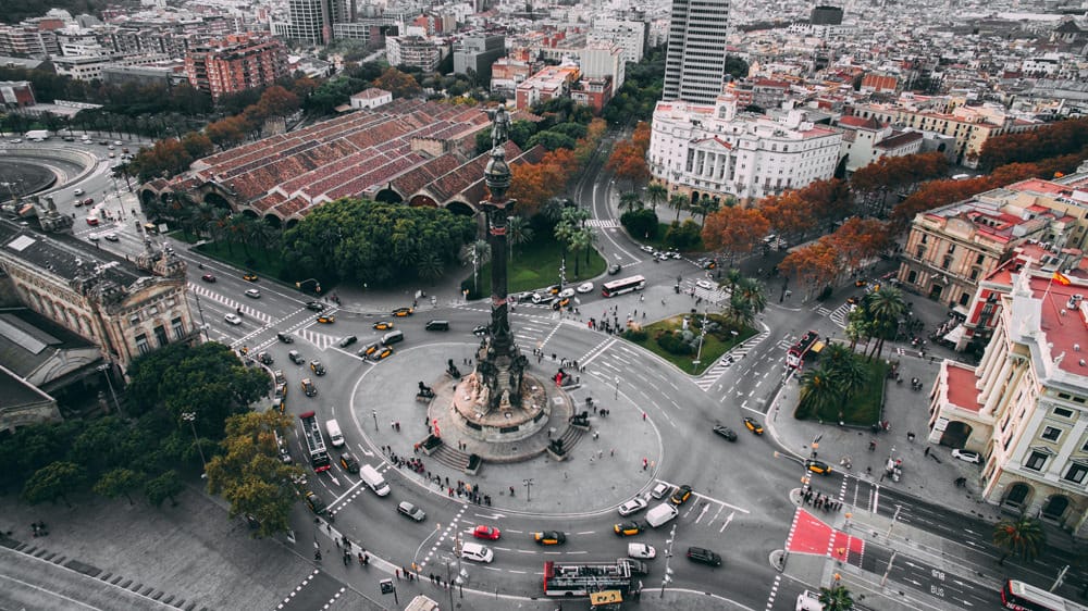 Immer wieder spannend: Kreisverkehre in fremden Städten wie hier in Barcelona, Foto: Benjamin Voros / Unsplash