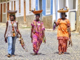 Drei Frauen auf Kapverden balancieren ihre Körbe auf dem Kopf. Foto: Belinda Fewings / Unsplash