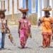 Drei Frauen auf Kapverden balancieren ihre Körbe auf dem Kopf. Foto: Belinda Fewings / Unsplash