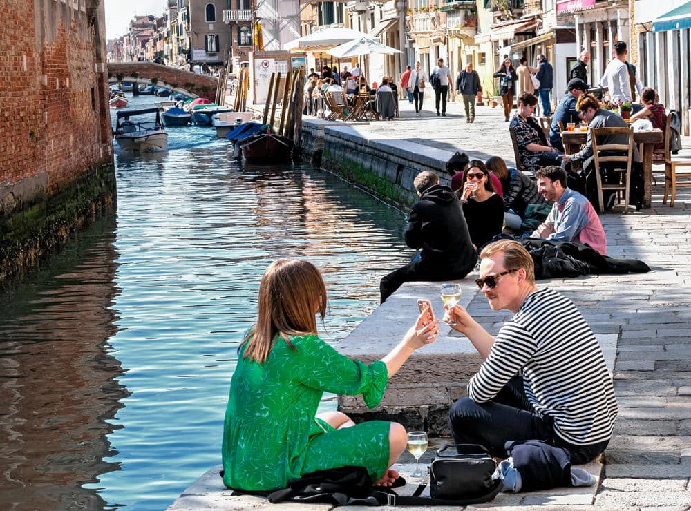 Mit dem Date einen Drink an einem der Kanäle genießen – in Venedig kein Problem, Foto: sterlinglanier Lanier / Unsplash