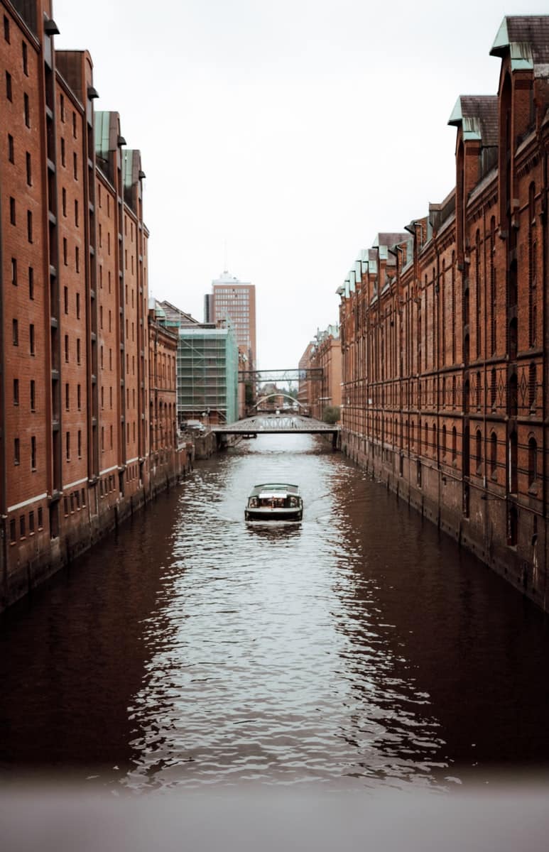 Die Speicherstadt von Hamburg gehört zum  UNESCO-Welterbe, Foto Jorgen Hendriks // Unsplash