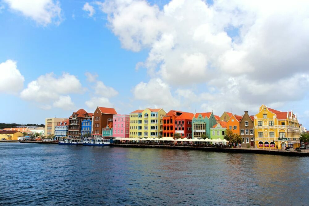 Ein Blick auf Willemstad von der Queen Emma Bridge aus. Foto: Cole Marshall / Unsplash