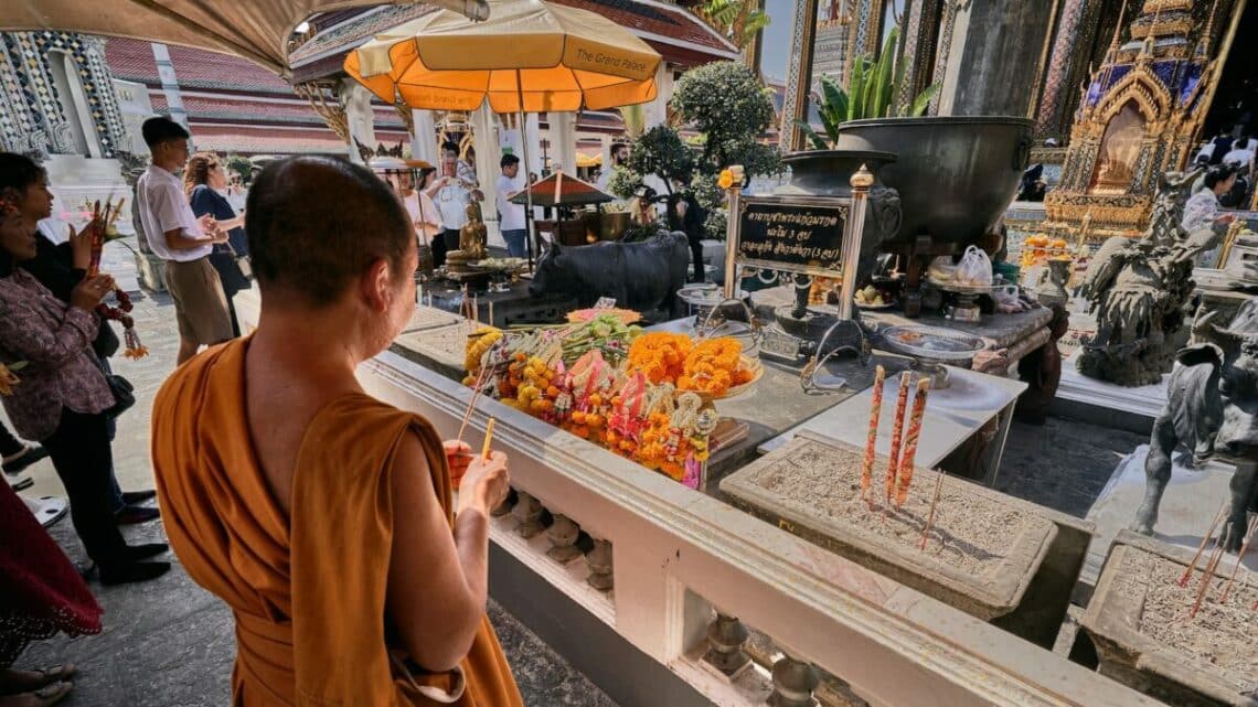 Thais beim Beten in Bangkok, Foto: Norbert Braun / Unsplash