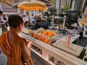 Thais beim Beten in Bangkok, Foto: Norbert Braun / Unsplash