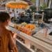 Thais beim Beten in Bangkok, Foto: Norbert Braun / Unsplash