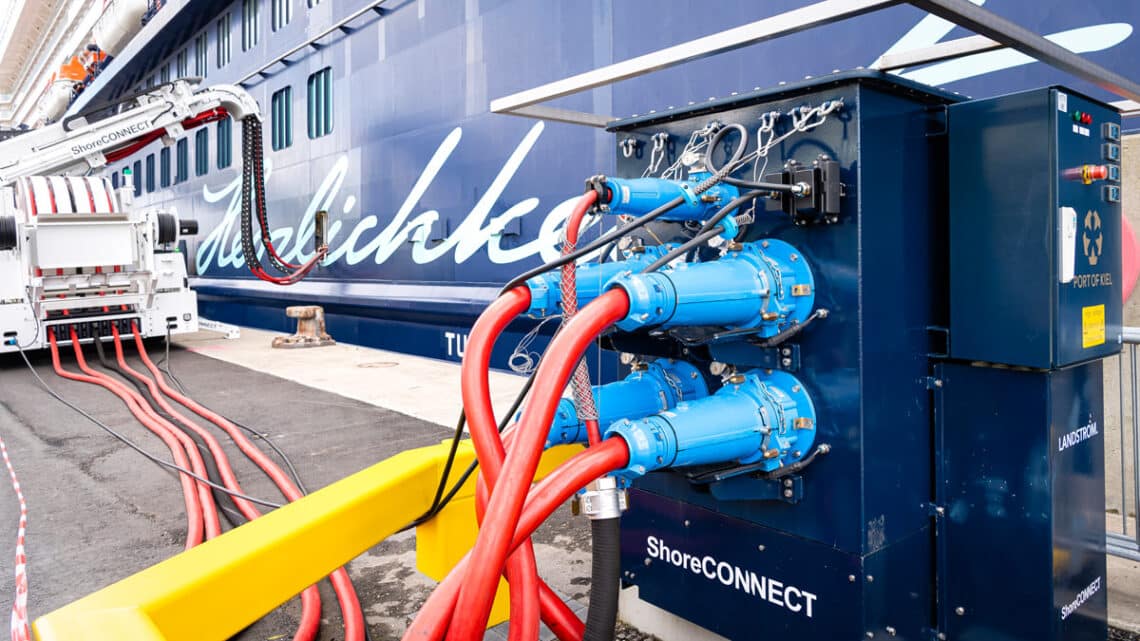 Landstrombezug der Mein Schiff Flotte in Kiel, Foto: Tui Cruises