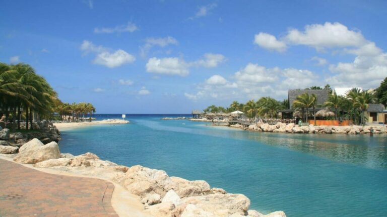 Mambo Beach in der Nähe des Curacao Sea Aquariums, Foto: Lucas Swennen / Unsplash