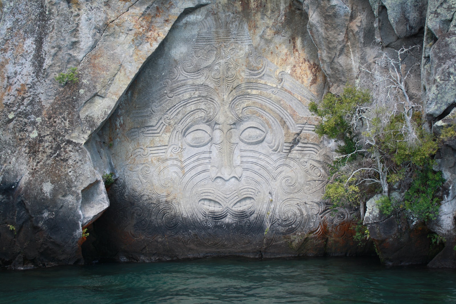 Maori-Kunst am Lake Taupo, Waikato, Foto: Callum Parker / Unsplash