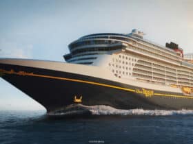 An Bord der „Disney Treasure“, dem sechsten Schiff der Disney Cruise Line-Flotte, das 2024 in See stechen wird, erwarten einen zahlreiche neue Abenteuer. Foto: Disney