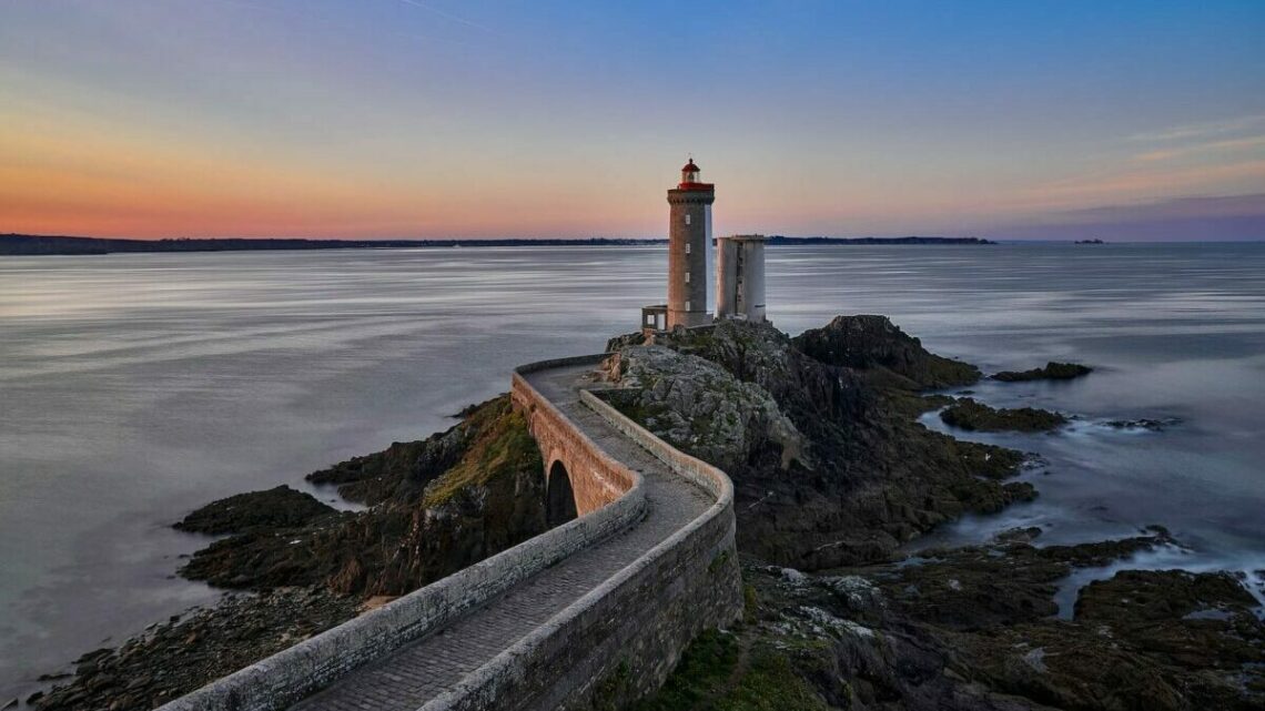 An der Küste der Bretagne entlang segeln, ist ein Highlight. Foto: Roberto Gualini / Unsplash
