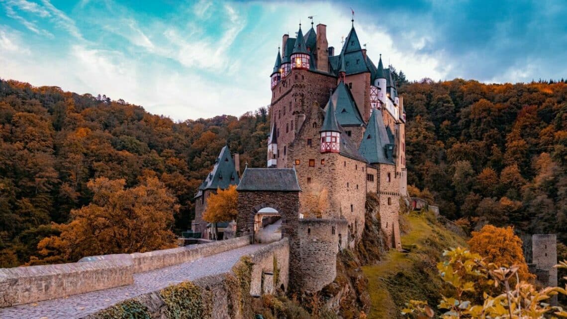 Blick auf Burg Eltz, Foto: op23 / Unsplash