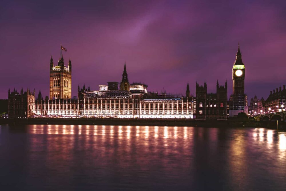Palace of Westminster mit Big Ben bei Nacht, Foto: Deniz Fuchidzhiev / Unsplash