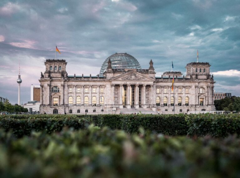 Das Reichstagsgebäude mit seiner Glaskuppel ist ein beliebtes Fotomotiv. Foto: hoch3media / Unsplash