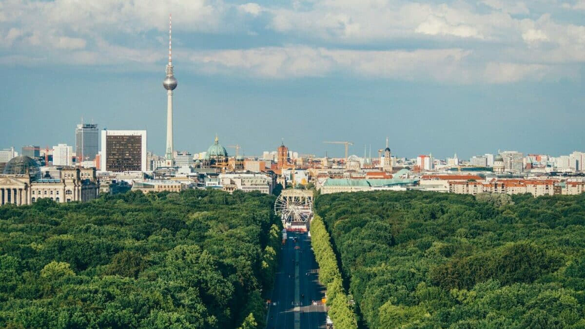 Blick auf den Tiergarten und Skyline von Berlin. Foto: Adam Vradenburg / Unsplash