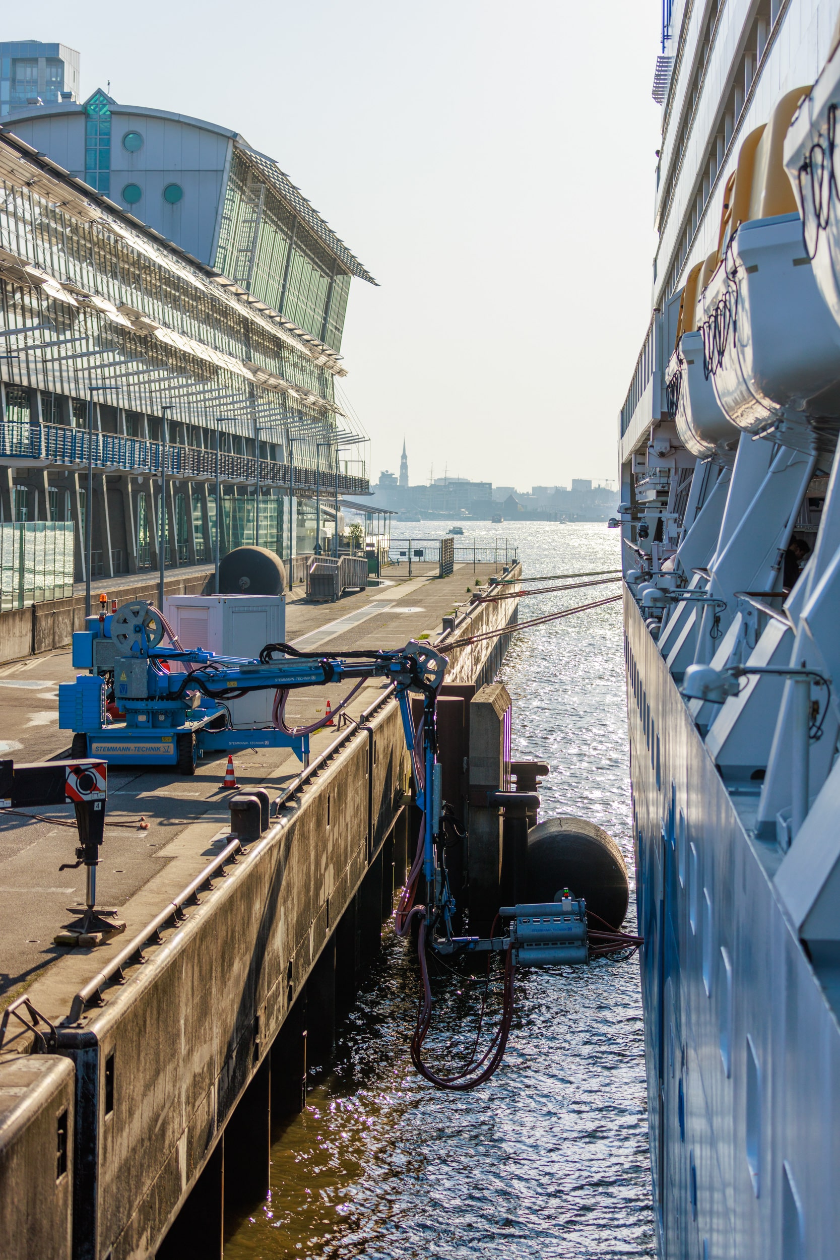 AIDAsol bei der Versorgung mit Landstrom in Hamburg-Altona, Foto: Marc Klein / AIDA Cruises