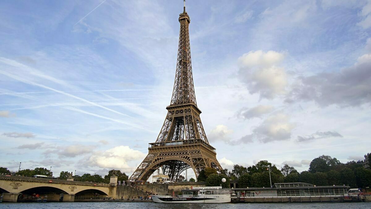 Blick auf den Eiffelturm. Foto: Jenil Gogari / Unsplash