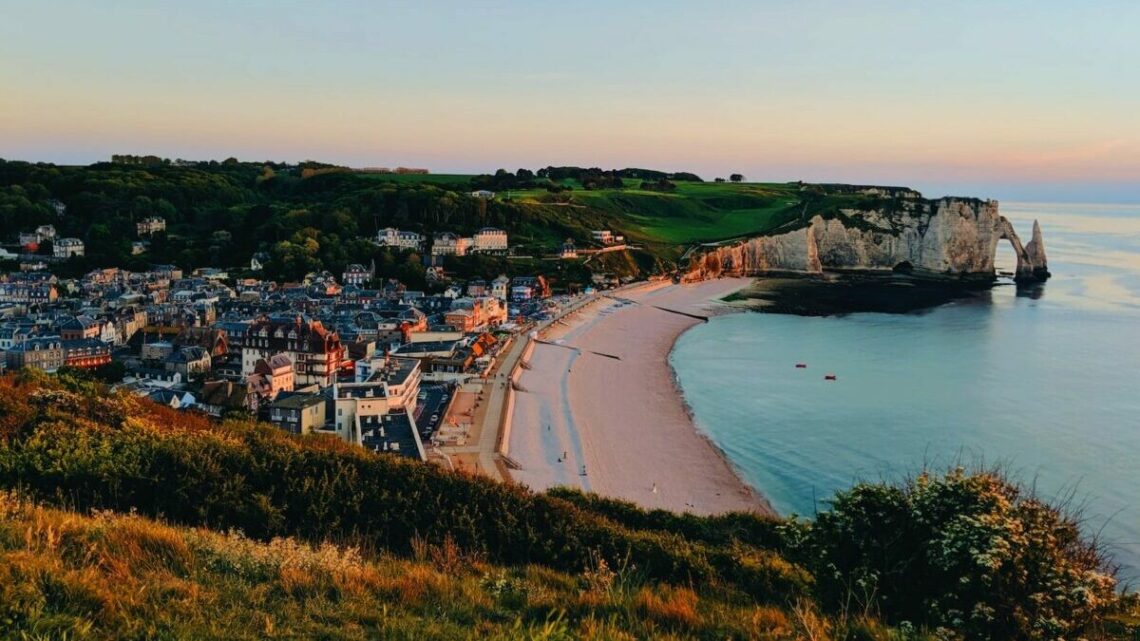 Frankreich ist mehr als nur Paris. Es gibt viele zauberhafte Plätze wie diesen hier in Étretat. Foto: Austin Loveing / Unsplash