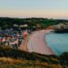 Frankreich ist mehr als nur Paris. Es gibt viele zauberhafte Plätze wie diesen hier in Étretat. Foto: Austin Loveing / Unsplash