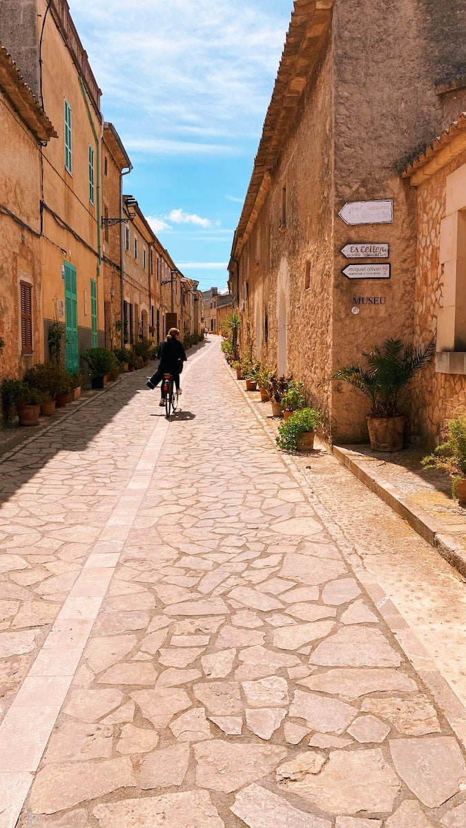 Mit dem Fahrrad auf Mallorca unterwegs, Foto: Alejandra Cifre González / Unsplash