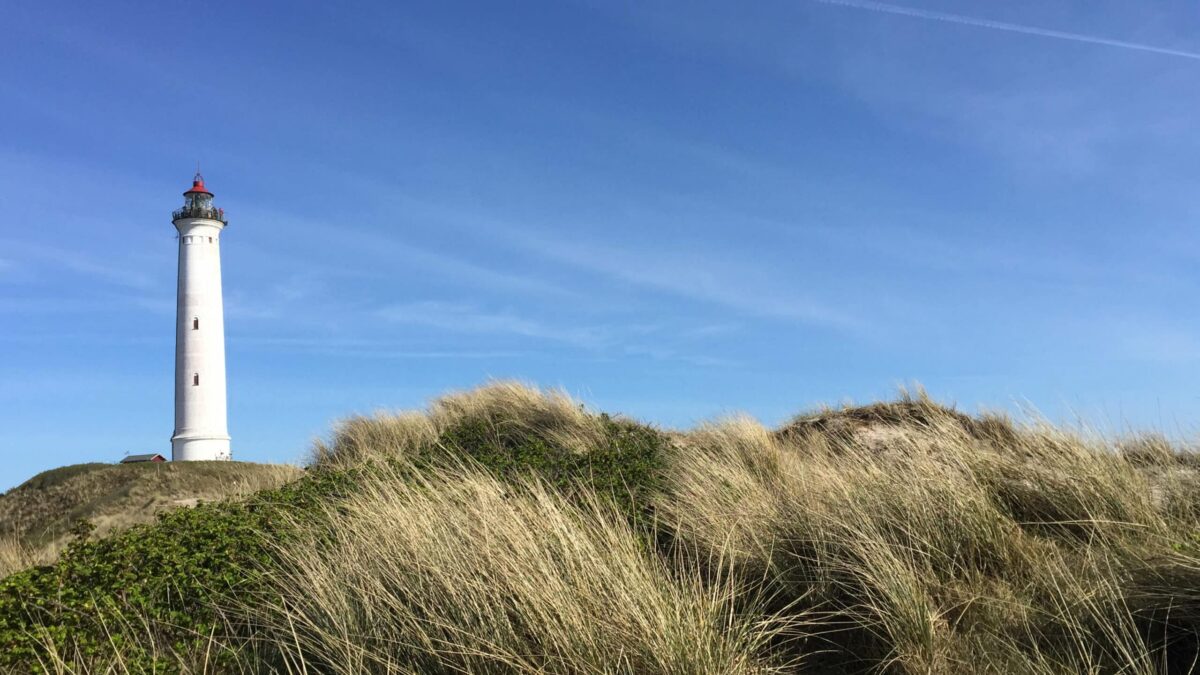 Blick auf den Leuchtturm Lyngvig Fyr vom Strand aus, Foto: Daniela Neuthor