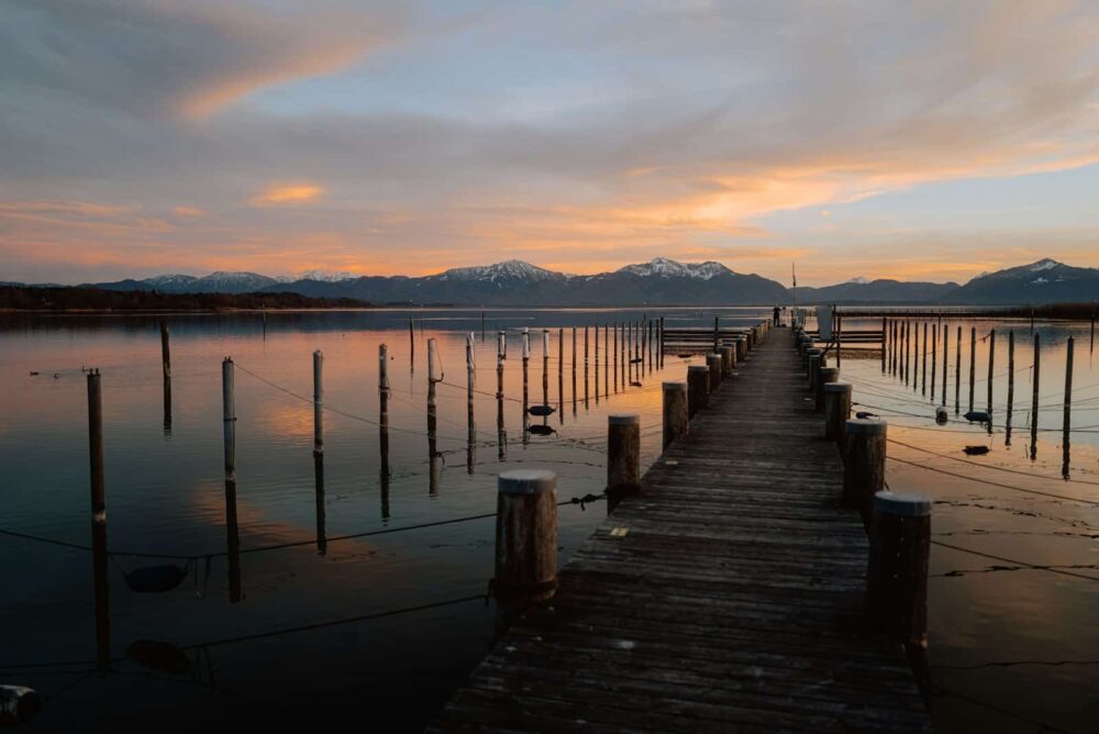 Blick auf den Chiemsee von Chieming aus, Foto: Maximilian Zahn / Unsplash 