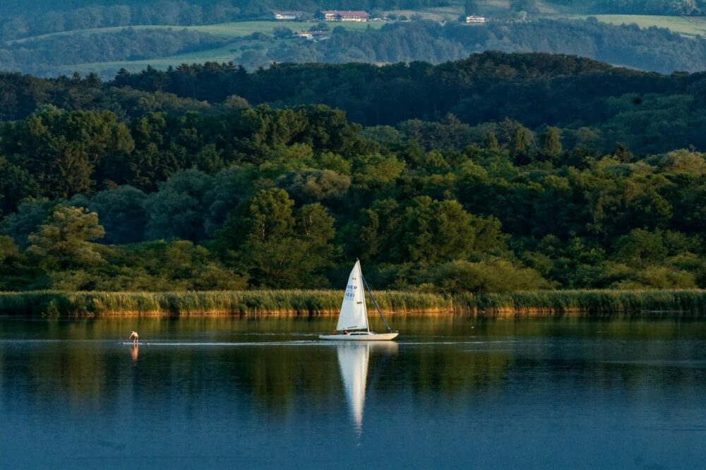 Segeln auf dem Chiemsee ist sehr beliebt, Foto: John Apps / Unsplash