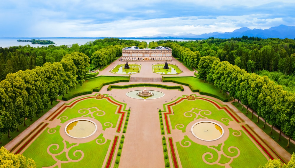 Hier lässt es sich angemessen feiern – der Garten von Schloss Herrenchiemsee, Foto: saiko3p / Adobe Stock