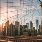 Blick von der Brooklyn Bridge auf die Skyline von New York City, Foto: Colton Duke / Unsplash