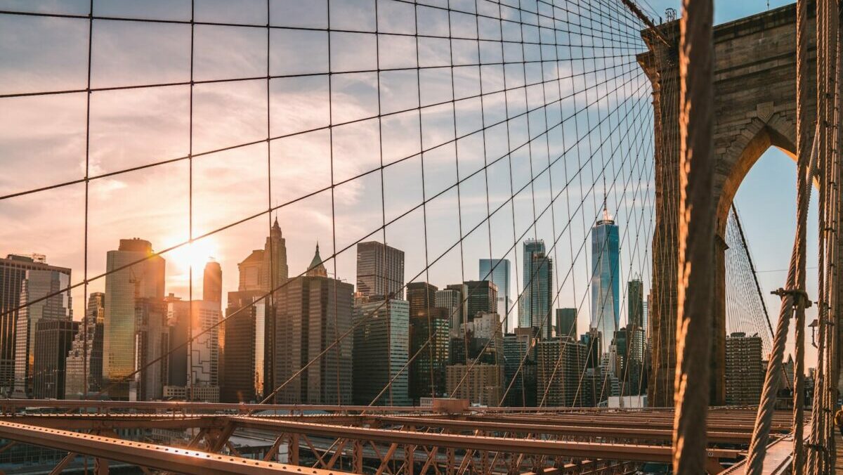 Blick von der Brooklyn Bridge auf die Skyline von New York City, Foto: Colton Duke / Unsplash