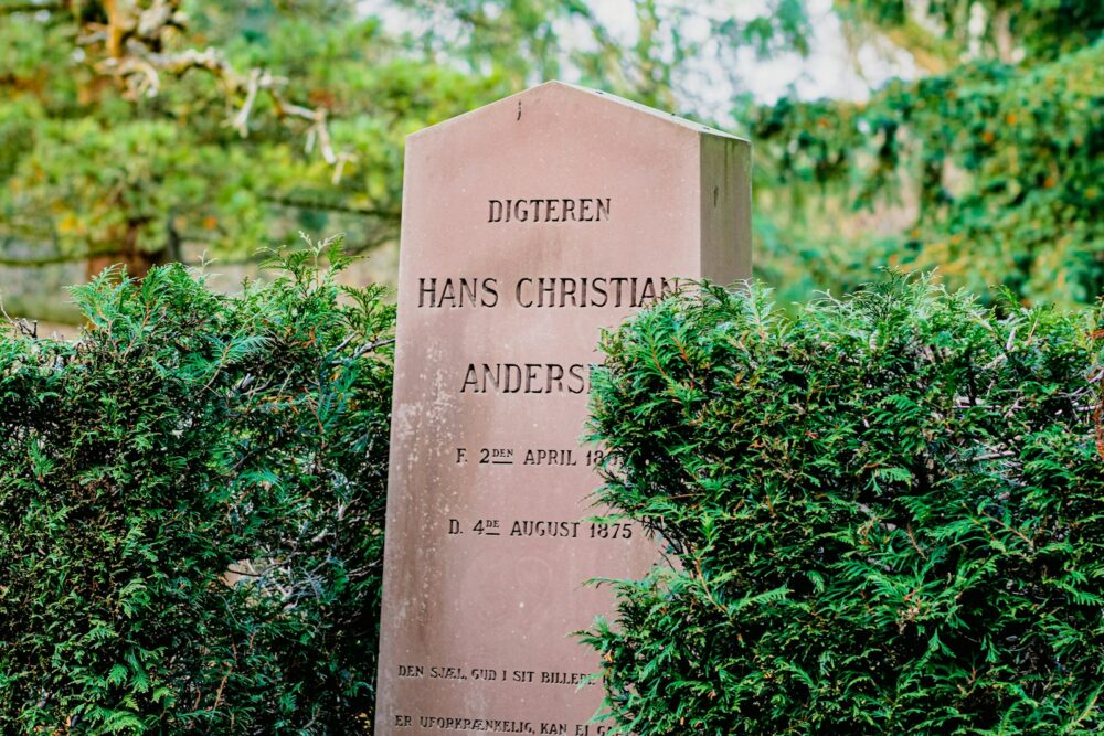 Das Grab des Märchenerzählers Hans Christian Andersen ist auf dem Assistens Kirkegrd, Foto: 베아 밀러 / Unsplash