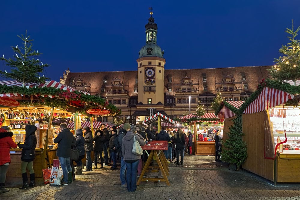 Weihnachtsmarkt auf dem Marktplatz vor dem Alten Rathaus in der Abenddämmerung. Foto: Mikhail Markovskiy / Adobe Stock